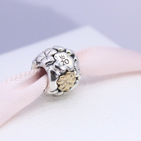 Pandora 20th Anniversary Four Leaf Clover Charm Moments Pendnat - Picture 1 of 6
